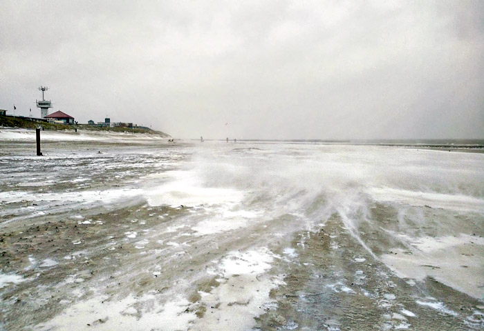 Sand und Schnee am Hauptstrand
