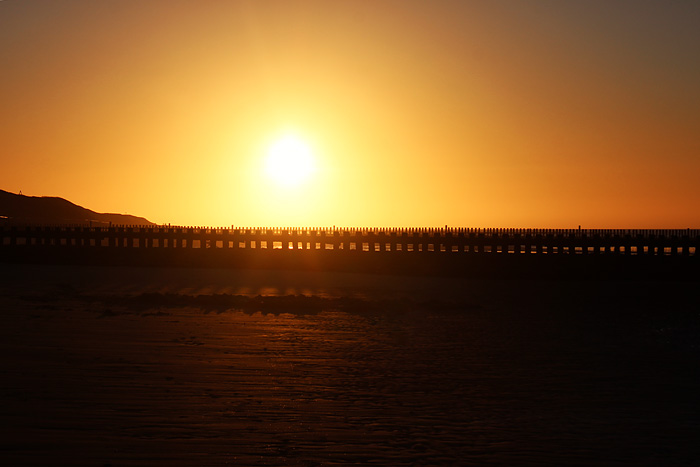 Pfahlbuhnen im abendlichen Licht