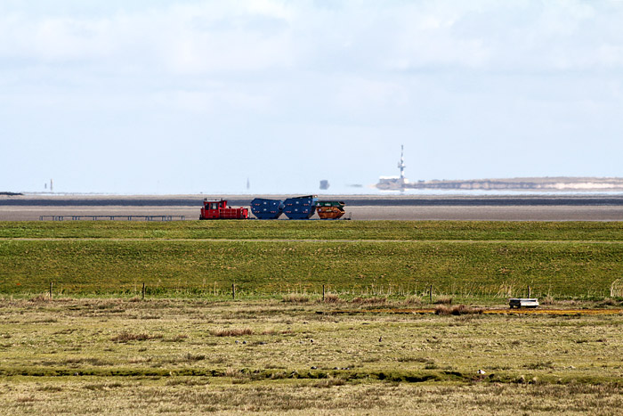 Güterzug im Westaußengroden