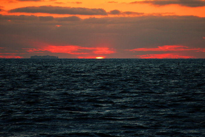 Letzte Sonnenstrahlen &uuml;ber dem Meer