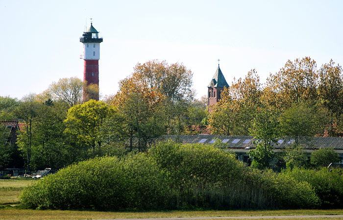 Alter Leuchtturm und Kirche