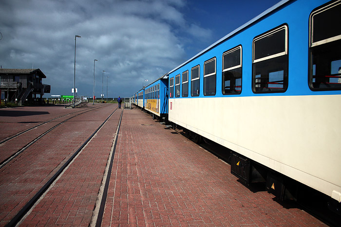Wartende Inselbahn am Anleger