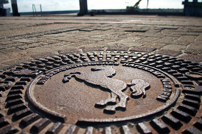 Schachtdeckel vom Hafenamt