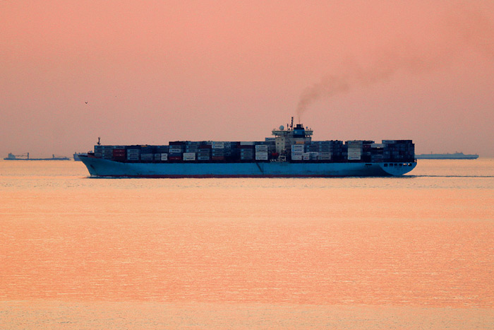 Containerschiff im Wangerooger Fahrwasser