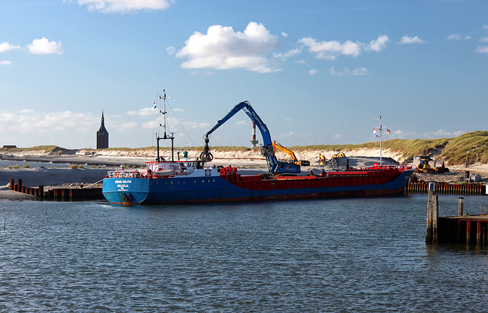 Hafenbecken mit Steinschiff