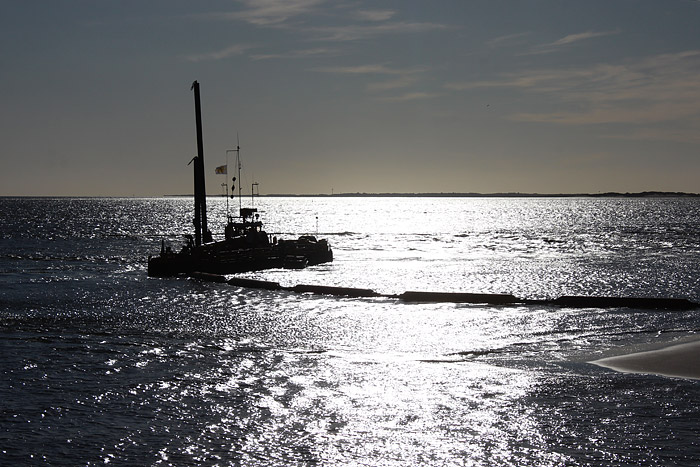 Baggerschiff im Gegenlicht