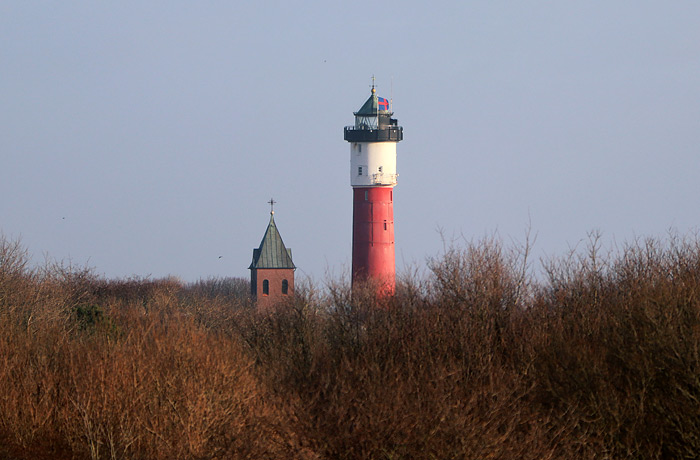 Blick auf Leuchtturm und Nikolaikirche