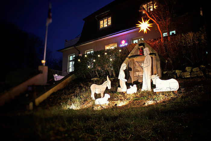 Weihnachtskrippe vor der Arztpraxis