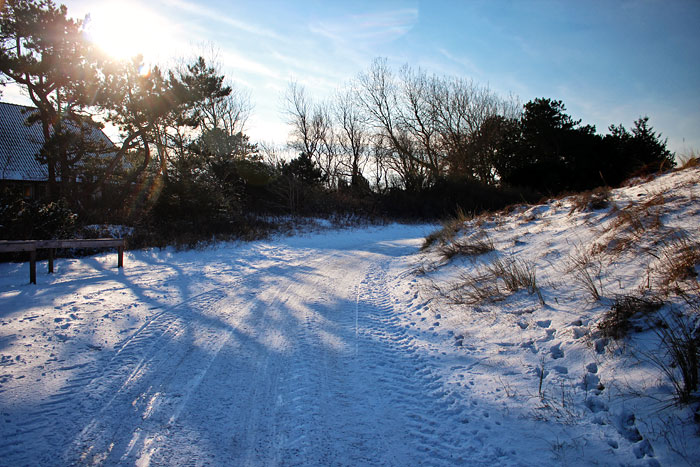 Verschneite Stra&szlig;e zum Westen