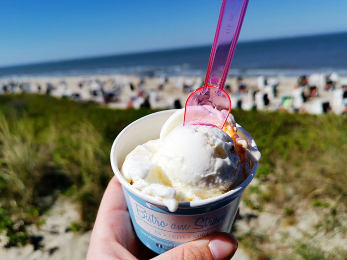 Eisbecher mit Meerblick