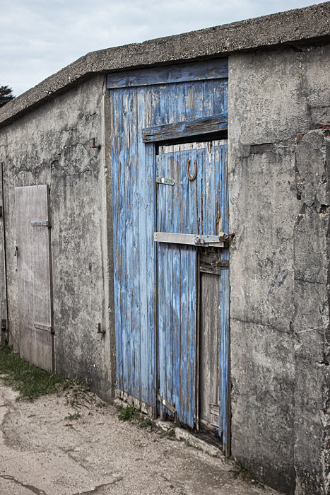 Schuppen hinter den Bahngleisen