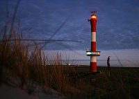 Neuer Leuchtturm in der Nacht

