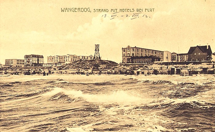 Strand mit Hotels bei Flut