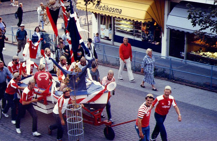 Aufmarsch zum &raquo;Treppefegen&laquo;
