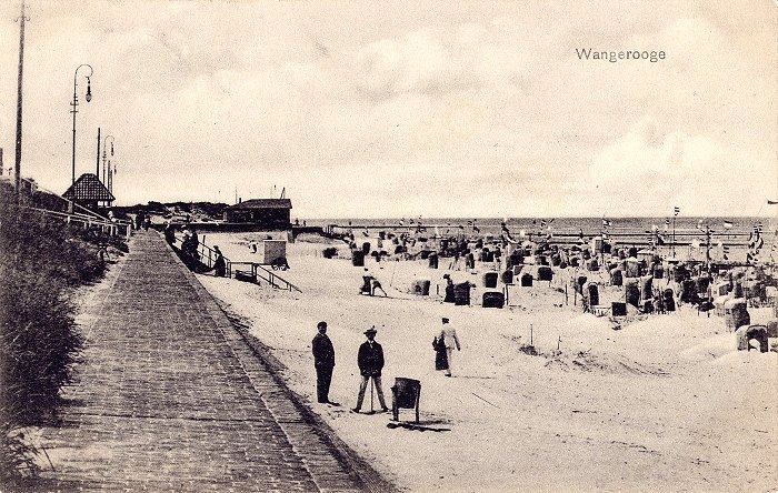 Strand und Strandmauer