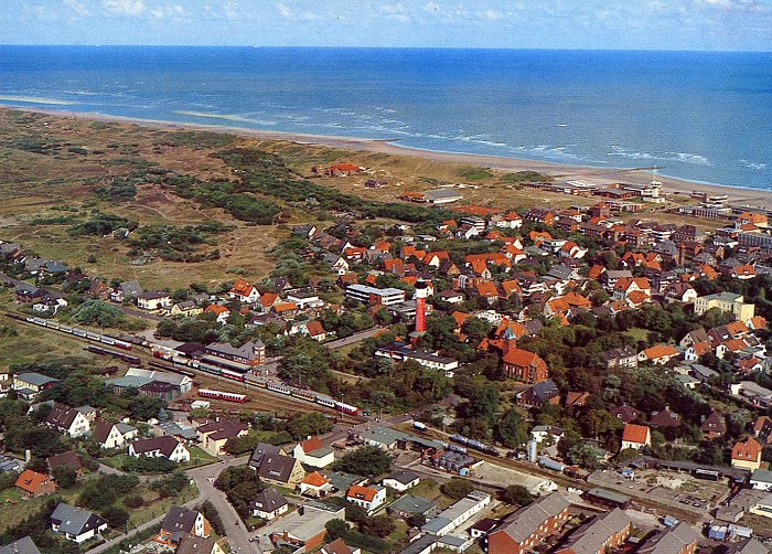 Bahnhof und Dorf aus der Luft