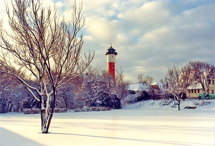 Verschneiter Dorfplatz