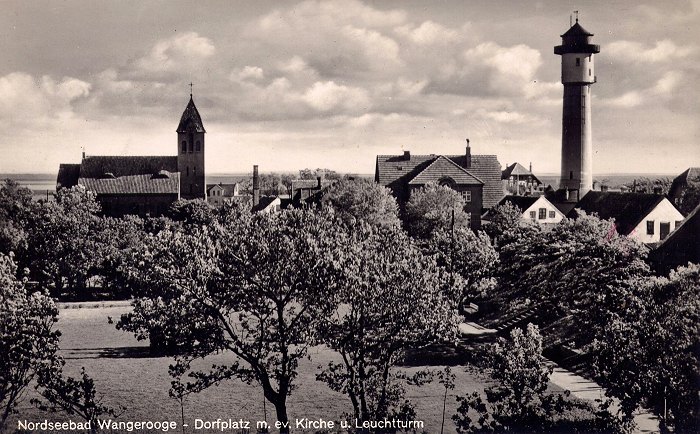 Dorfplatz mit ev. Kirche und Leuchtturm