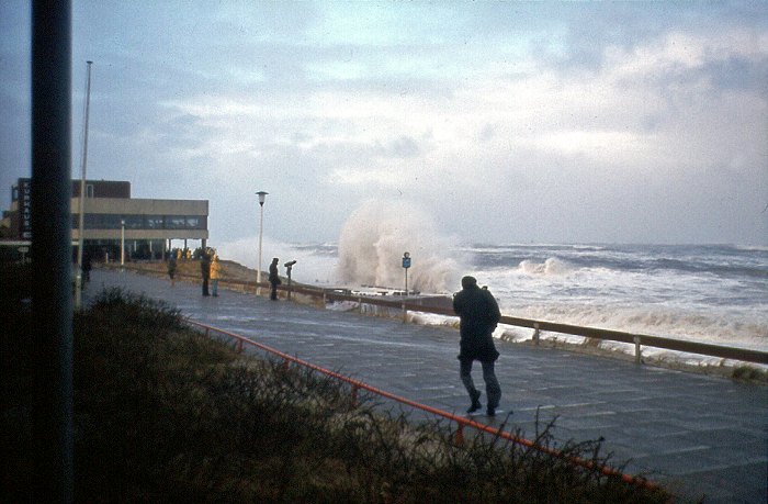 Sturmflut 1976. Blick &uuml;ber die Strandpromenade