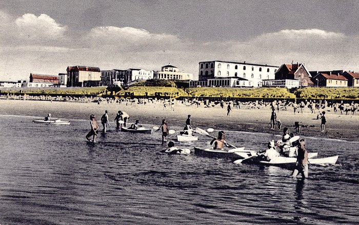 Paddelboote am Strand