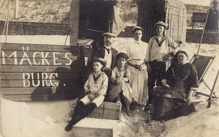 Gruppenfoto vor »Mäckes Burg«