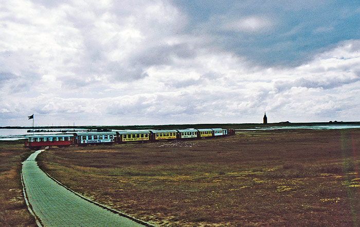 Inselbahn nahe des Yachthafens
