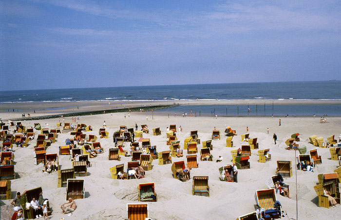 Hauptstrand unterhalb Haus Monopol