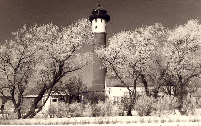 Alter Leuchtturm im Schnee