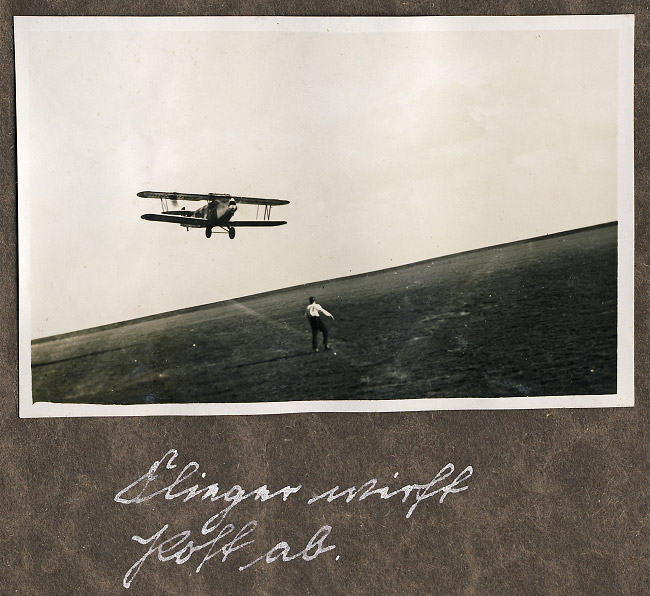 Flieger wirft Post ab