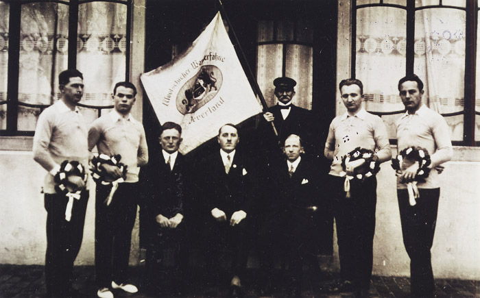 Insulaner mit Klootschie&szlig;er-Wanderfahne