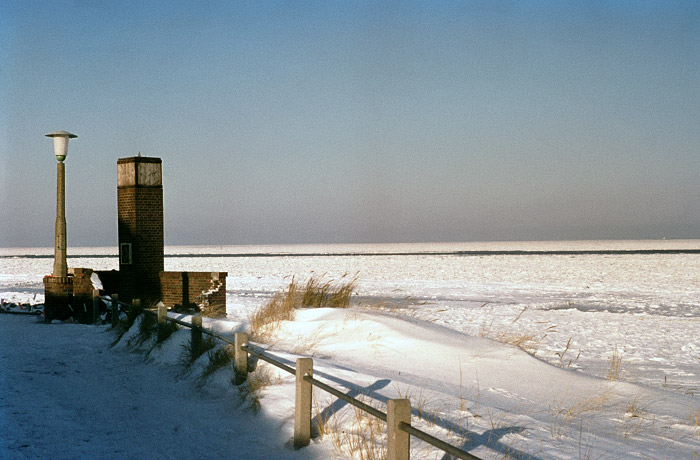 Schnee und Eis an der Uhr
