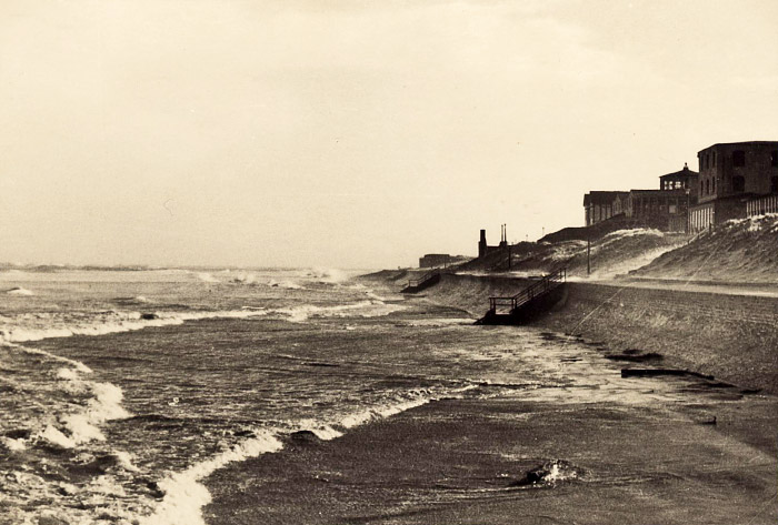 Brandung an der Strandmauer