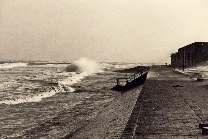 Brandung an der Strandmauer