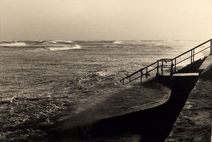 Brandung an der Strandmauer