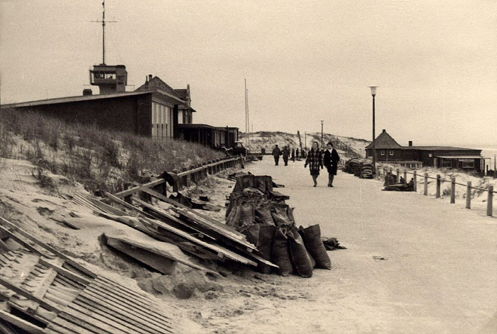 Bef&uuml;llte Sands&auml;cke auf der Promenade