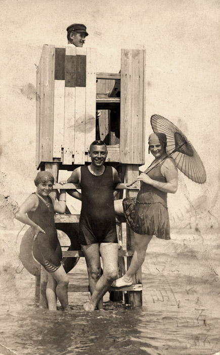 Badeturm mit Rettungsschwimmer und Badeg&auml;sten