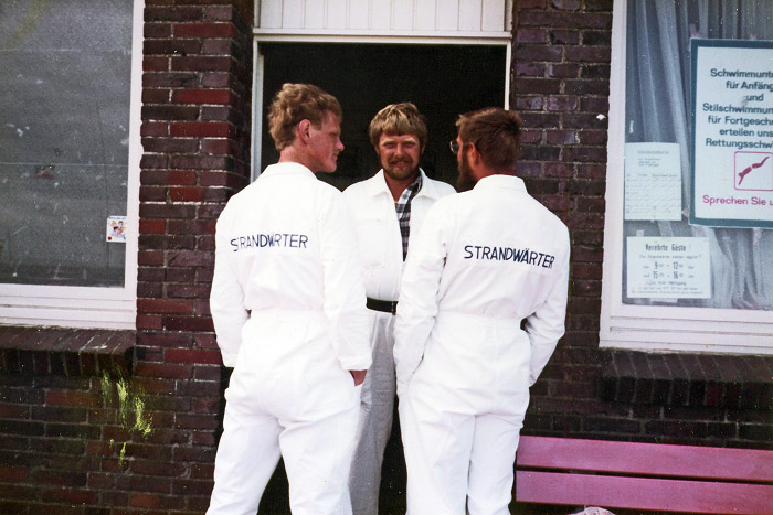 Strandw&auml;rter unter der Uhr