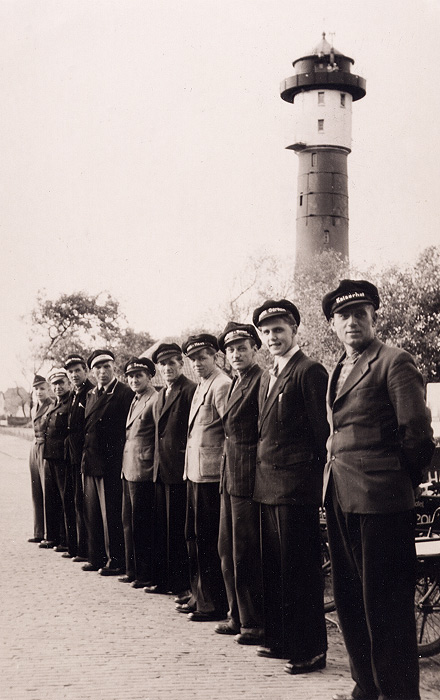 Die Hausdiener auf dem Bahnhofsvorplatz