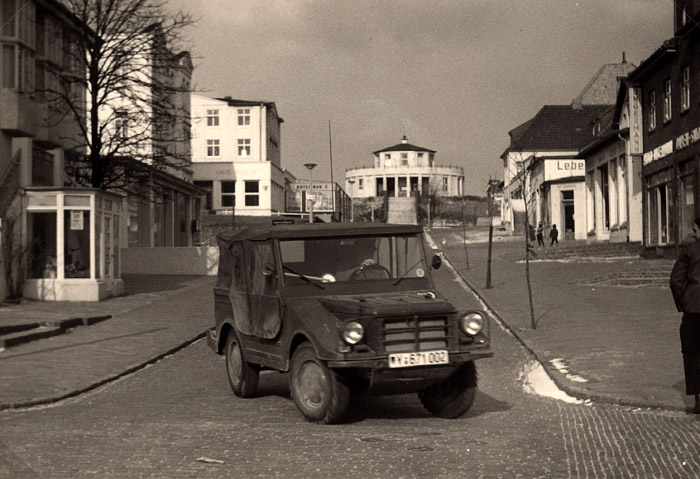 Bundeswehrfahrzeug in der Zedeliusstra&szlig;e