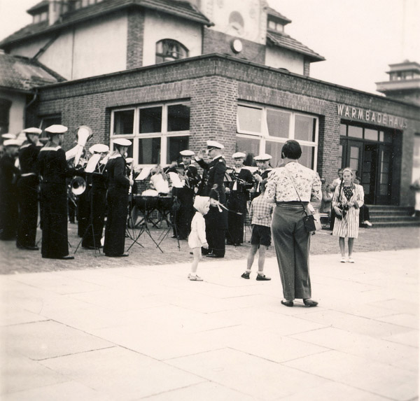 Blaskonzert vor dem Warmbadehaus