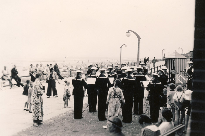 Blaskonzert vor dem Warmbadehaus