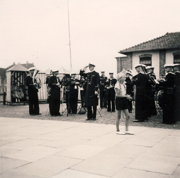 Blaskonzert vor dem Warmbadehaus