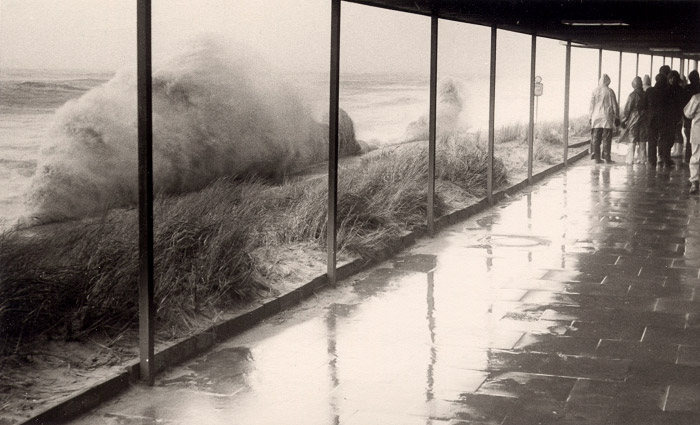Schaulustige auf der Strandpromenade
