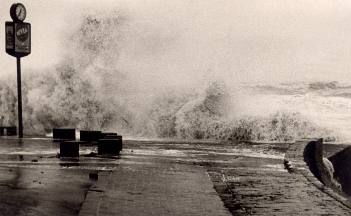 Brandung an der Strandmauer