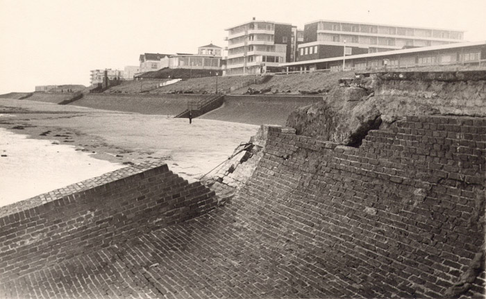 Strandmauer nach der Orkanflut