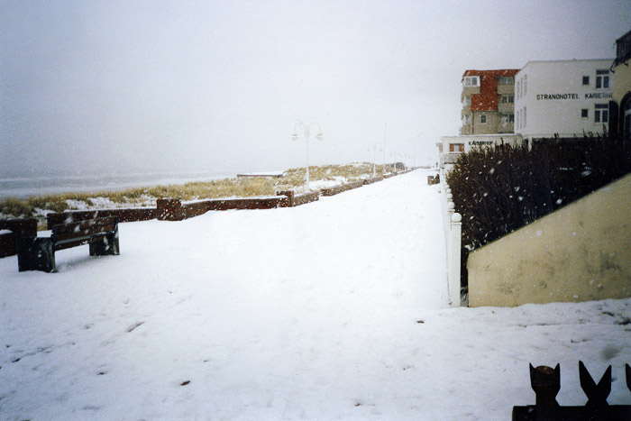 Schneegest&ouml;ber auf der Strandpromenade