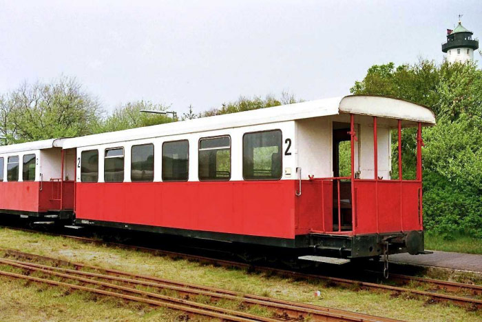 Personenwagen 63&nbsp;121 am Bahnhof