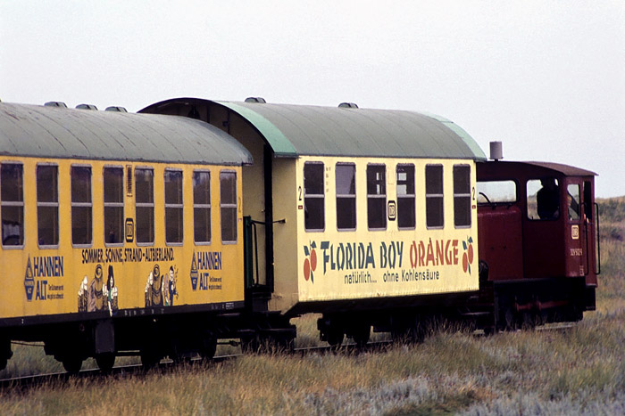 Inselbahn auf dem Weg ins Dorf