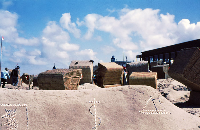Strandk&ouml;rbe und Sandburgen im Westfeld