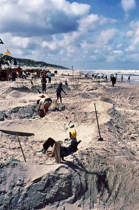Leere Sandburgen kurz vorm Sommersturm